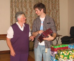 MU enrolling member Pauline discusses the shoebox appeal with youth worker Gary Brown.